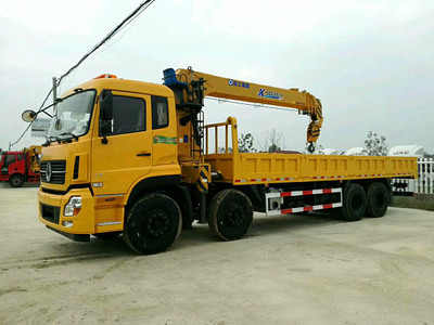 東風天龍12噸徐工隨車吊平板車 高效多能的物流運輸利器